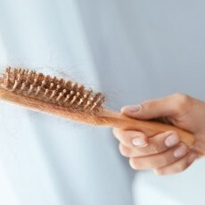 Только врач-трихолог способен правильно определить причину ухудшения состояния волос или их выпадения.