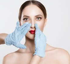 В клинике «САНМЕДЭКСПЕРТ» безоперационную пластику проводят опытные врачи-косметологи.