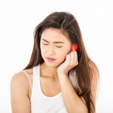 Заложенность уха встречается весьма часто, появляется она во многих случаях из-за различных болезней лор-органов.
